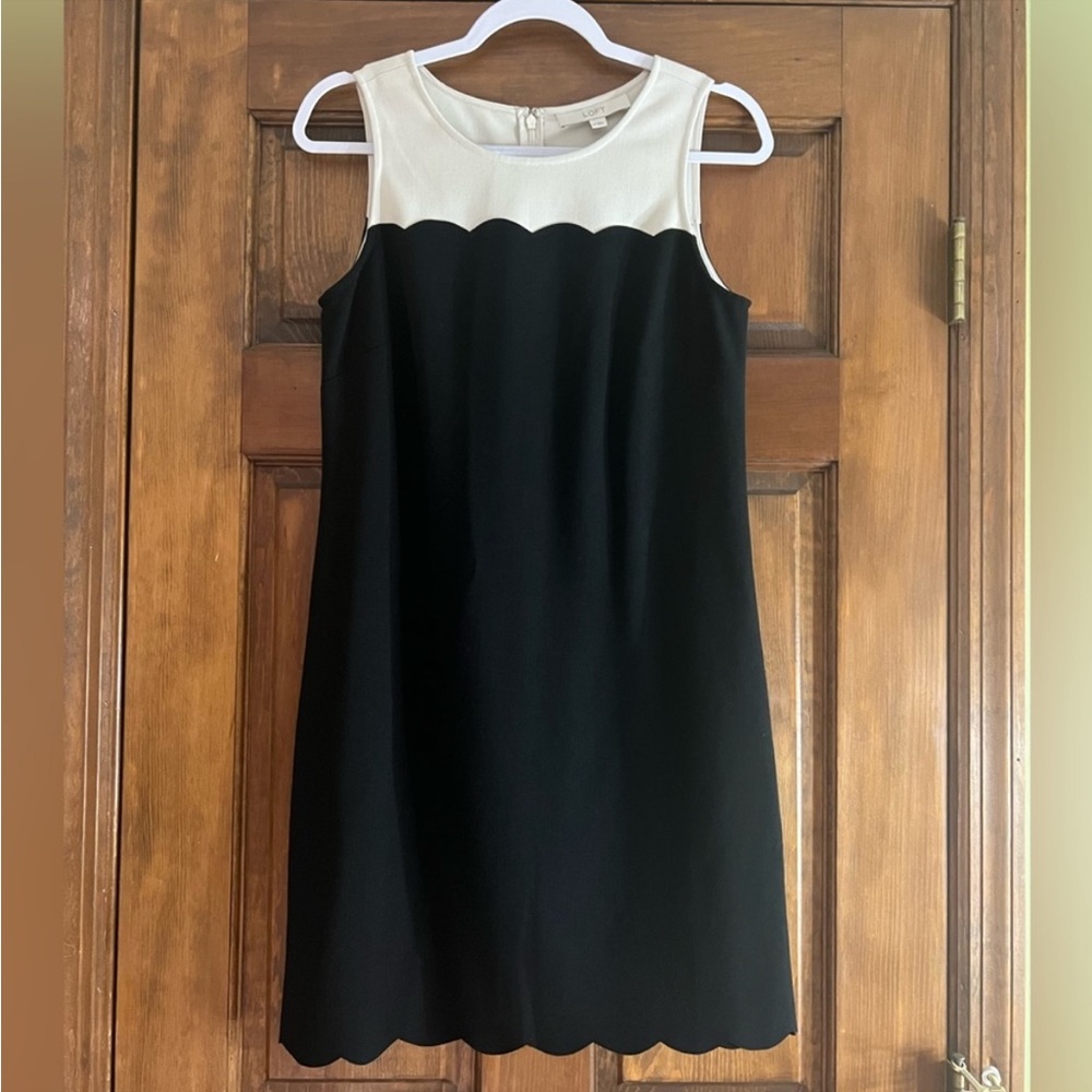 LOFT Size 4 Black and Off-white Sleeveless Dress with Scalloped Hemline